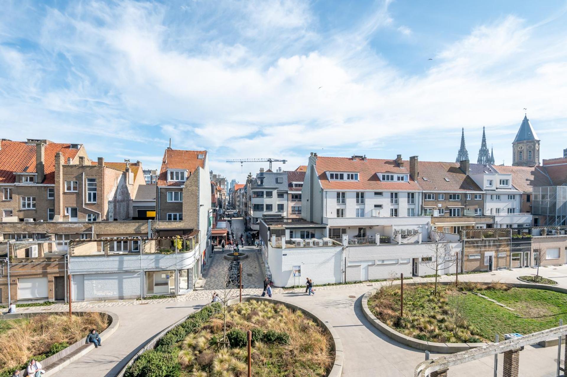 And Bright With Parking For 8 Appartement Oostende